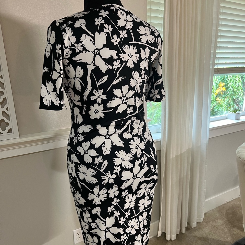 Black and White Floral Pattern Dress - Picture 5 of 7